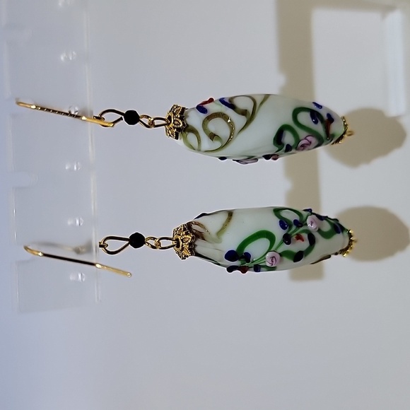 White Rainbow Inlaid Lampwork Glass Flower Drum Pendant Hoop Earrings Gold Tone - Picture 4 of 5